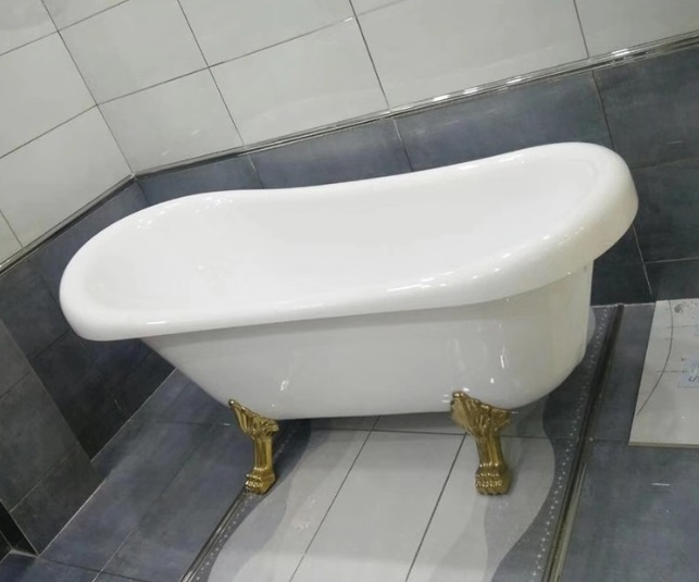 Отдельностоящая акриловая ванна Cerutti Spa CLASSIC 150G на львиных лапах (золото)  без гидромассажа