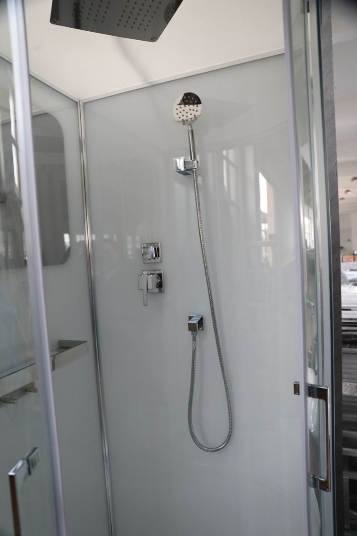 Душевая кабина Ceruttispa Vima101, тропический душ, закрытая, 100х100х215