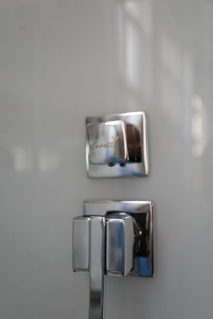 Душевая кабина Ceruttispa Vima101, тропический душ, закрытая, 100х100х215