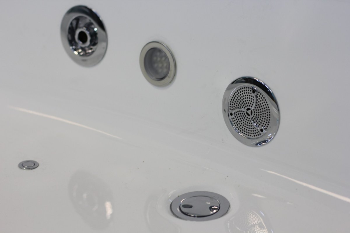 Гидромассажная ванна CeruttiSPA C-401A угловая 150х150 см с  аэромассажем и цветной подсветкой