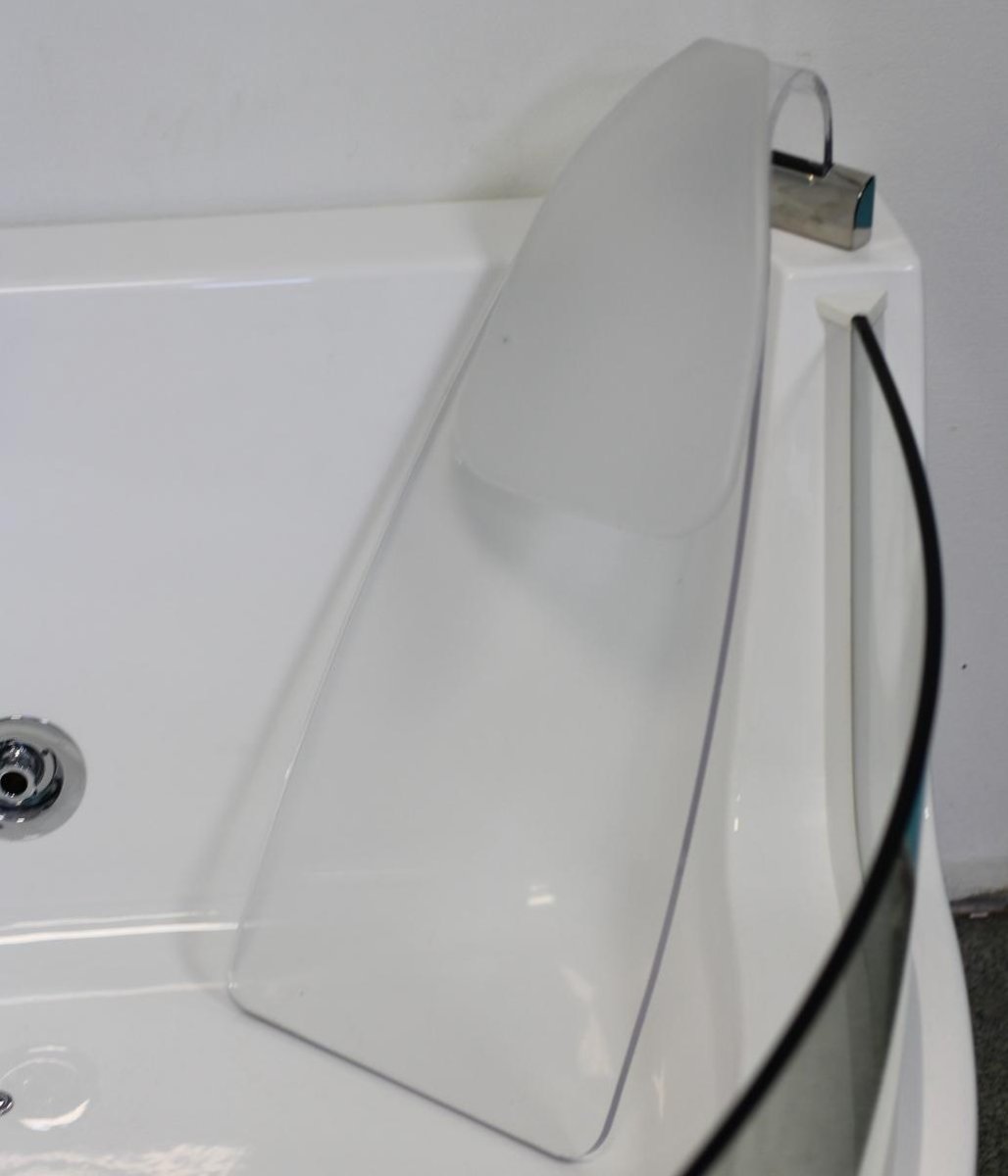 Гидромассажная ванна CeruttiSPA C-401A угловая 150х150 см с  аэромассажем и цветной подсветкой