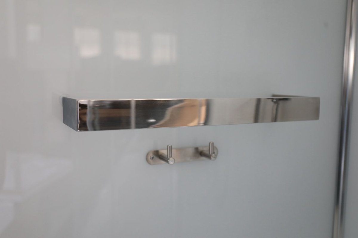 Полочка и крючки для удобного размещения шампуней и мочалок.